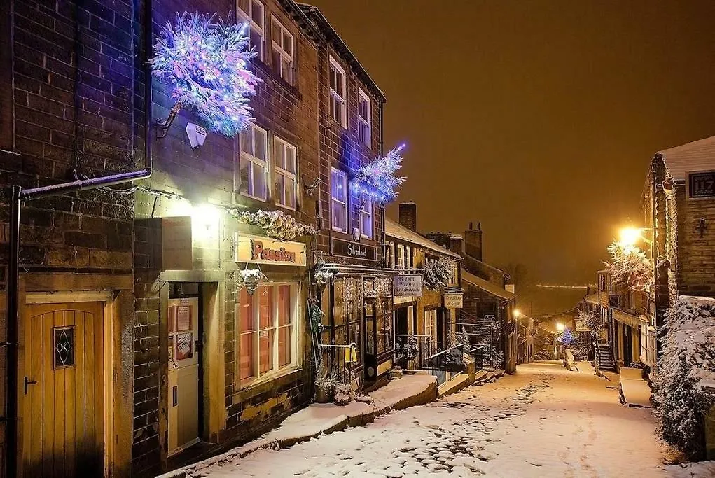 Stunning Blackberry Cottage With Log Burner - Located On Haworth Main Street 0*,  المملكة المتحدة